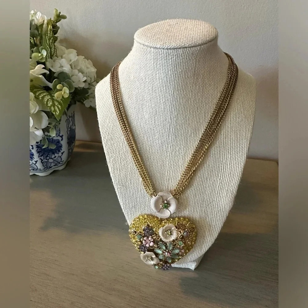Betsey Johnson Queen Bee
LARGE Floral Heart Crystal Sea
Green Flower Necklace
